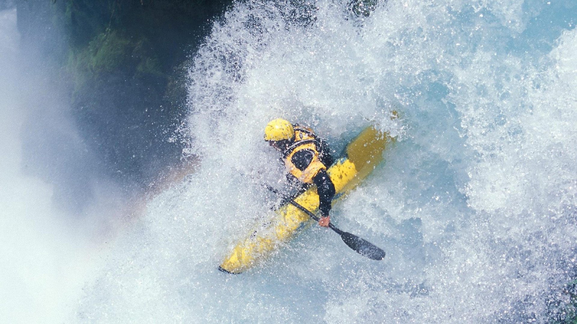 巴林之夜,当F1引擎轰鸣遇见贝恩绝杀,体育的跨界交响